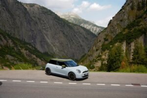 Britishness meets Swissness: Die MINI Paul Smith Edition auf Schweizer Alpenstrassen.