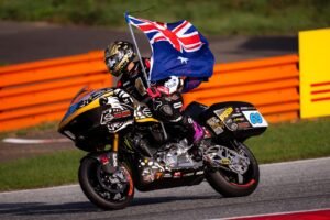 HARLEY-DAVIDSON FEIERT ARCHIE McDONALD ALS ERSTEN FIM HARLEY-DAVIDSON BAGGER WORLD CUP CHAMPION