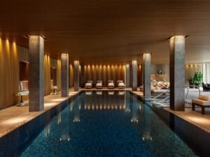Rosewood Schloss Fuschl mit drei MICHELIN Keys ausgezeichnet Rosewood Schloss Fuschl – Indoor Pool im Asaya Spa